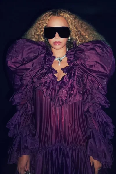 beyonce-blaast-nieuw-leven-in-haar-lemonade-era-in-deze-enorme-jurk-392431