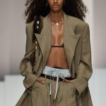 Een blazer met een bh