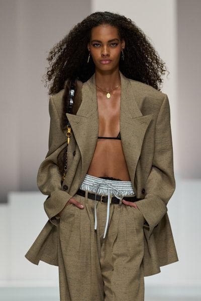 6-zomerse-catwalk-approved-manieren-om-je-blazer-met-een-bh-te-stylen-389778