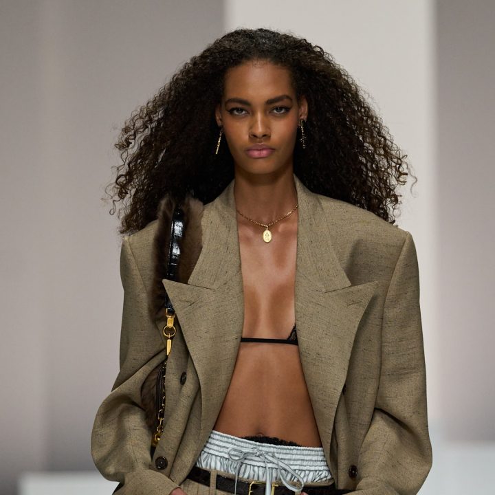 6-zomerse-catwalk-approved-manieren-om-je-blazer-met-een-bh-te-stylen-389778