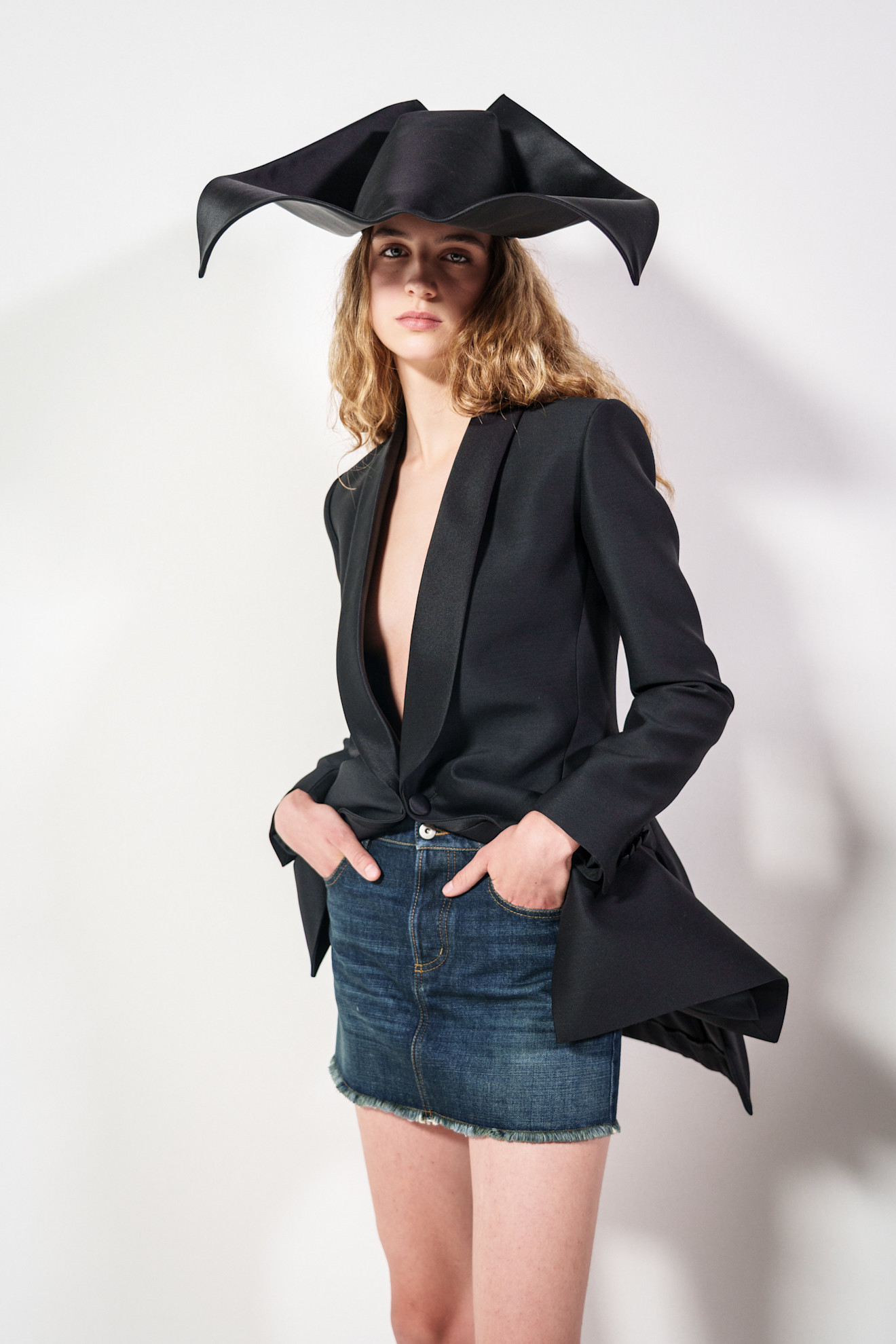 Een blazer met daaronder een bh bij Dior