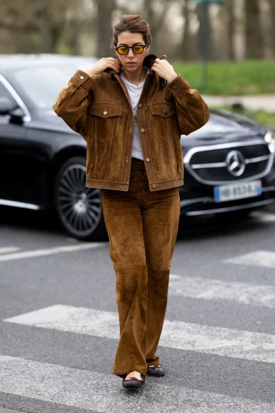 bruine-ballerinas-zijn-de-chicste-en-meest-veelzijdige-schoenen-van-deze-lente-389742