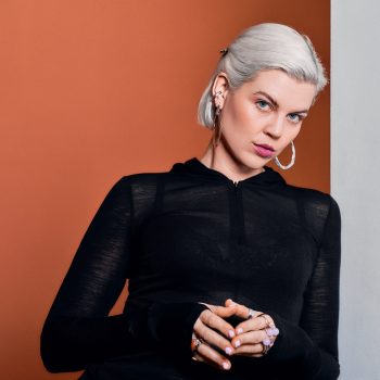 vogue-spot-samen-met-cathelijne-blok-de-highlights-van-de-warmoes-biennale-op-de-wallen-391052