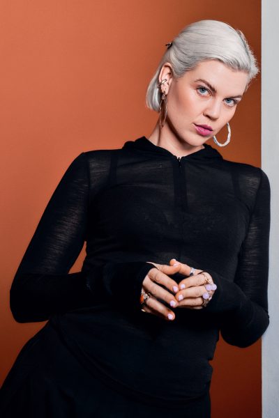 vogue-spot-samen-met-cathelijne-blok-de-highlights-van-de-warmoes-biennale-op-de-wallen-391052