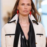 Oorbellen in de vorm van een chilipeper bij Chanel Cruise 2027