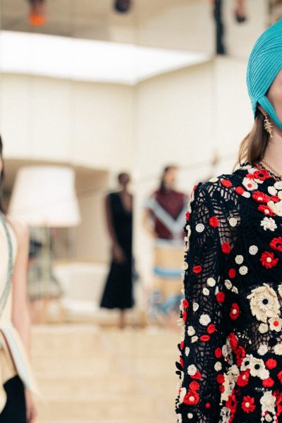 sandalen-zonder-zool-octopusclutches-we-duiken-in-de-accessoires-van-chanel-cruise-2027-392722