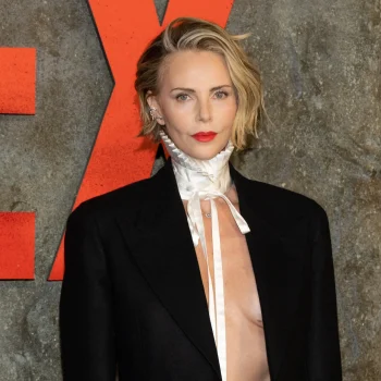 charlize-theron-heeft-besloten-om-geen-tops-meer-te-dragen-deze-zomer-392278