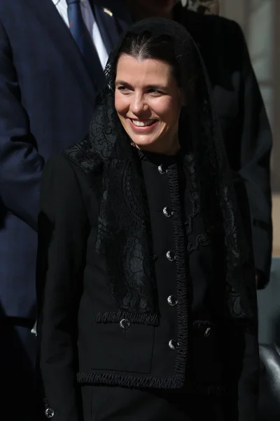 charlotte-casiraghi-geeft-een-chanel-twist-aan-de-traditionele-dresscode-van-het-vaticaan-389636