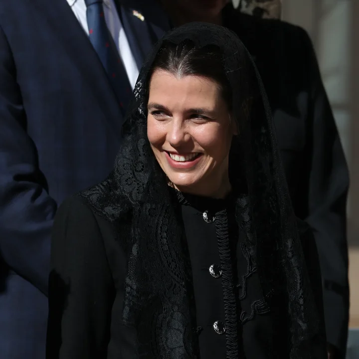 charlotte-casiraghi-geeft-een-chanel-twist-aan-de-traditionele-dresscode-van-het-vaticaan-389636