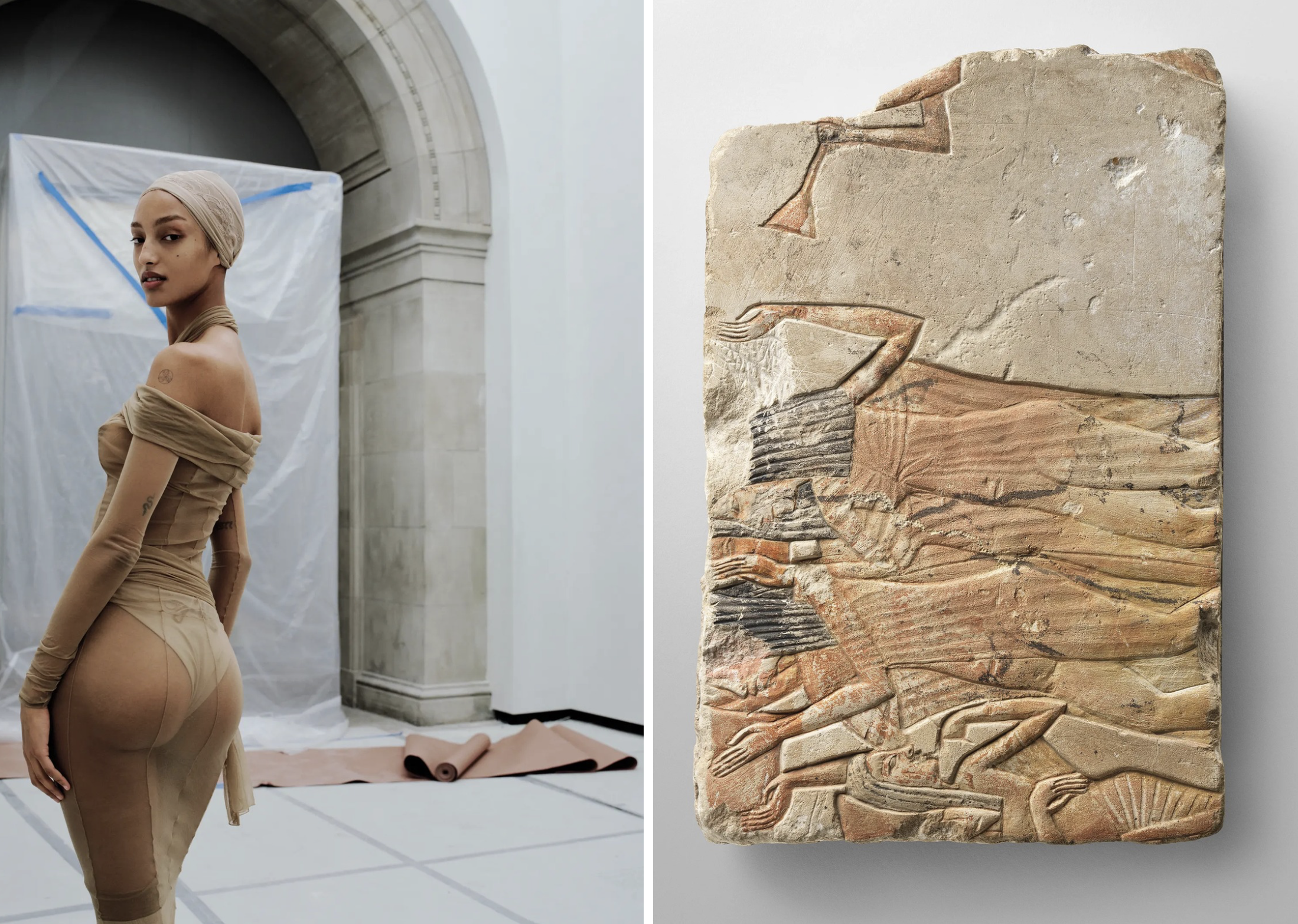 2024 Saint Laurent by Anthony Vaccarello-jurk gedragen door model Mona Tougaard (links), naast een Egyptisch reliëf uit het Met, voor de 'Costume Art' tentoonstelling