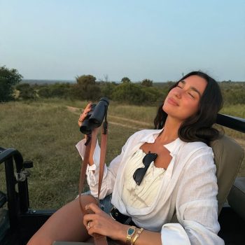 dua-lipa-gaat-op-safari-en-neemt-mee-een-koffer-vol-designerkleding-391518