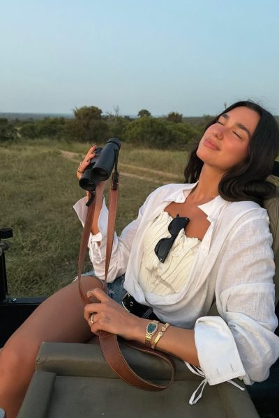 dua-lipa-gaat-op-safari-en-neemt-mee-een-koffer-vol-designerkleding-391518