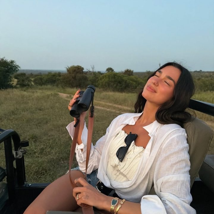 dua-lipa-gaat-op-safari-en-neemt-mee-een-koffer-vol-designerkleding-391518