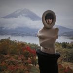 Een model in een look van Alaïa staat voor Mount Fuji in Japan