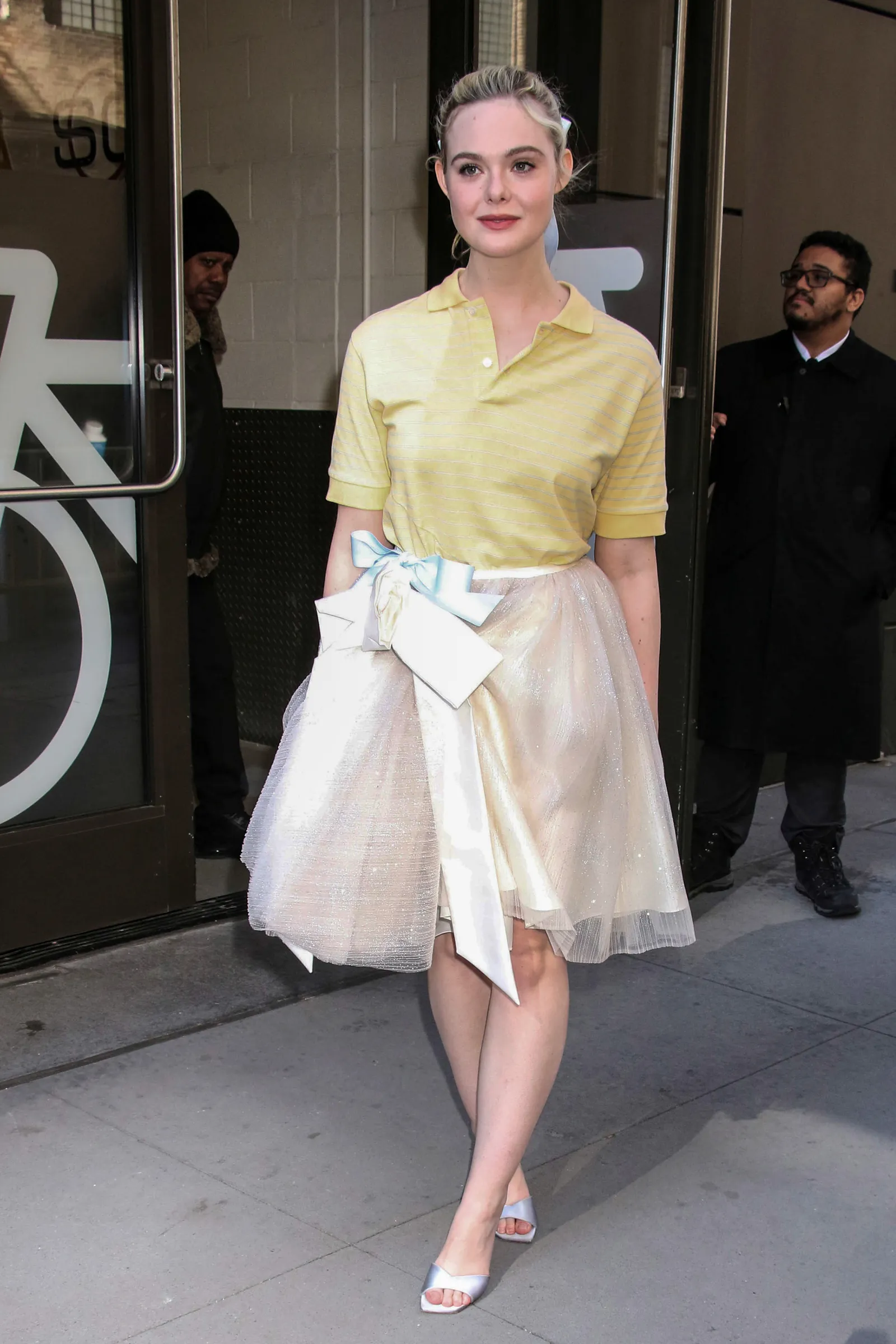 Elle Fanning met satijnen sandalen