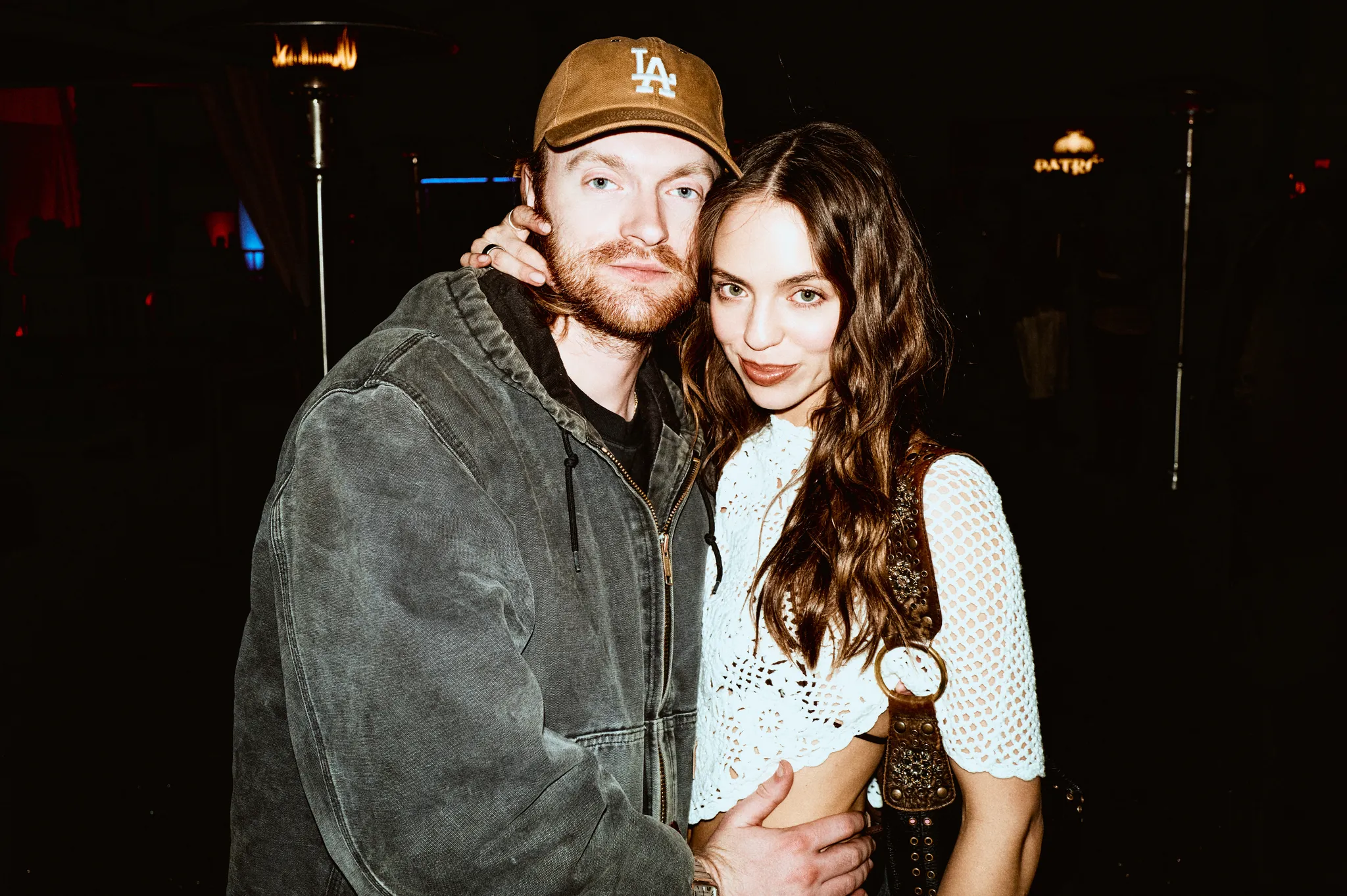 Finneas en Claudia Selewski bij het Coachella 2026-openingsfeest