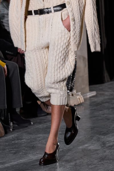 de-gebreide-broek-maakt-je-off-duty-look-compleet-390228