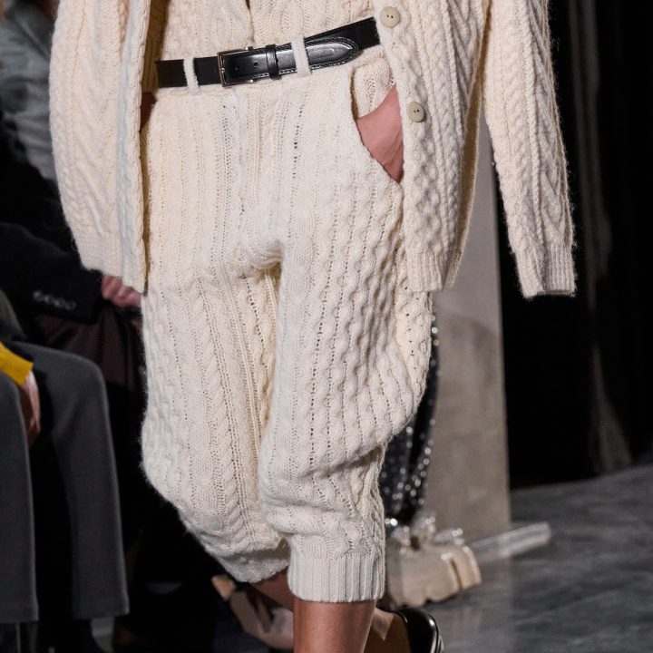 de-gebreide-broek-maakt-je-off-duty-look-compleet-390228