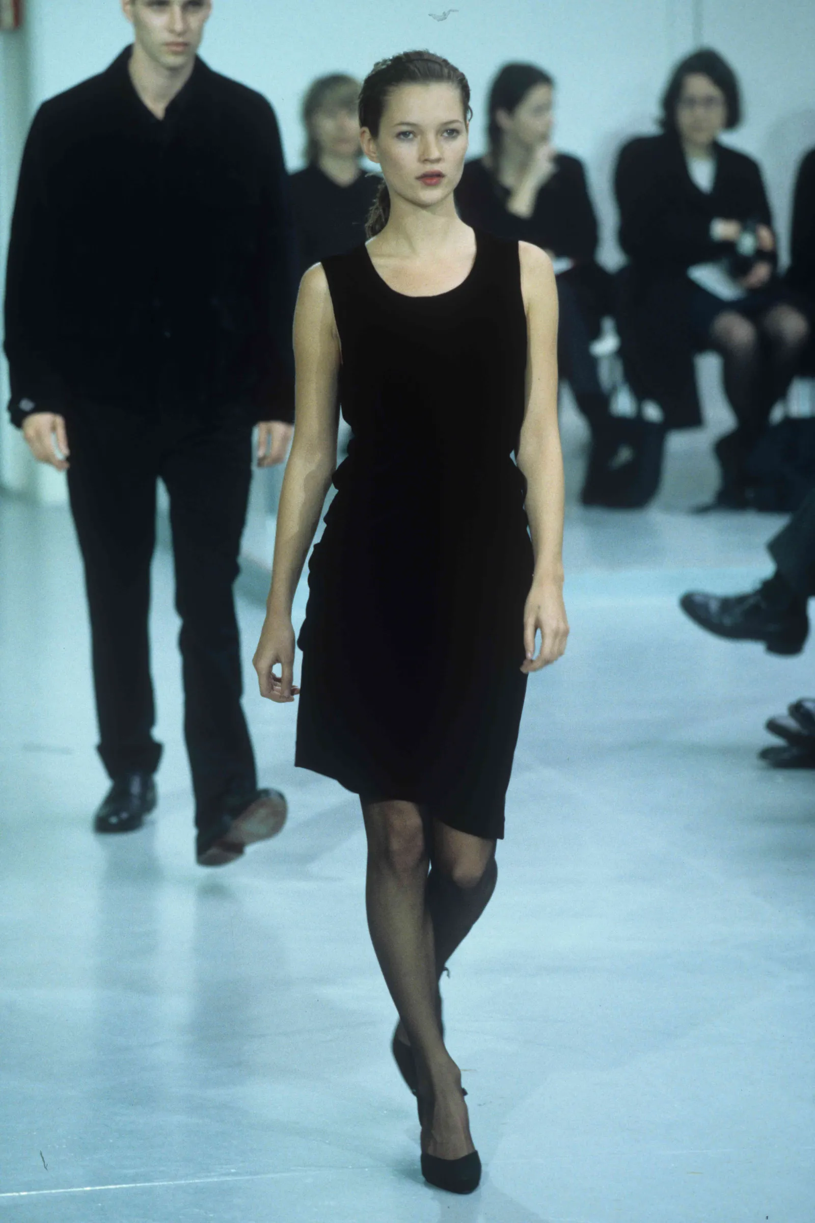 Kate Moss voor de Helmut Lang herfst/winter 1997 show