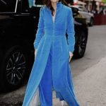 Grace Gummer in een cerulean-blauwe look
