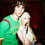 Hoofdbeeld Sombr en Anya Taylor-Joy bij het Coachella 2026-openingsfeest