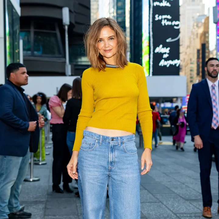 katie-holmes-laat-een-trendy-blonde-coupe-knippen-voor-de-lente-390910