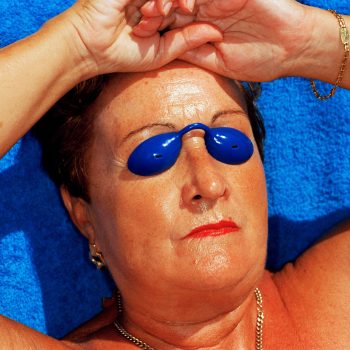 laat-het-werk-van-martin-parr-je-deze-zomer-inspireren-om-echte-fotos-te-maken-390176