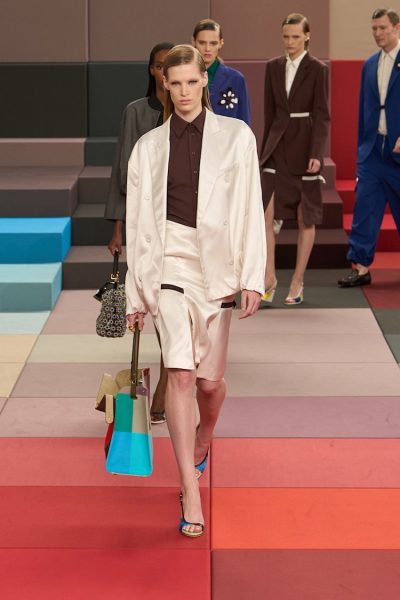 de-ultieme-mood-booster-dit-seizoen-de-meerkleurige-sandaal-391917