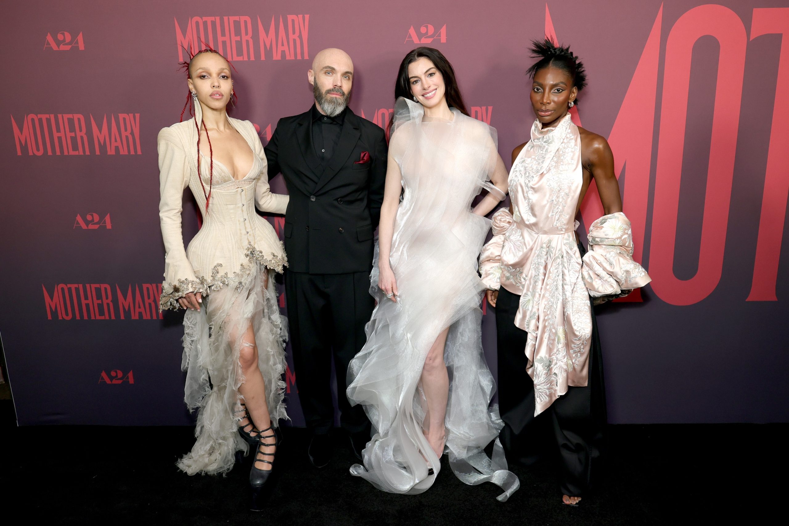 FKA twigs, Anne Hathaway en Michaela Coel bij de première van Mother Mary