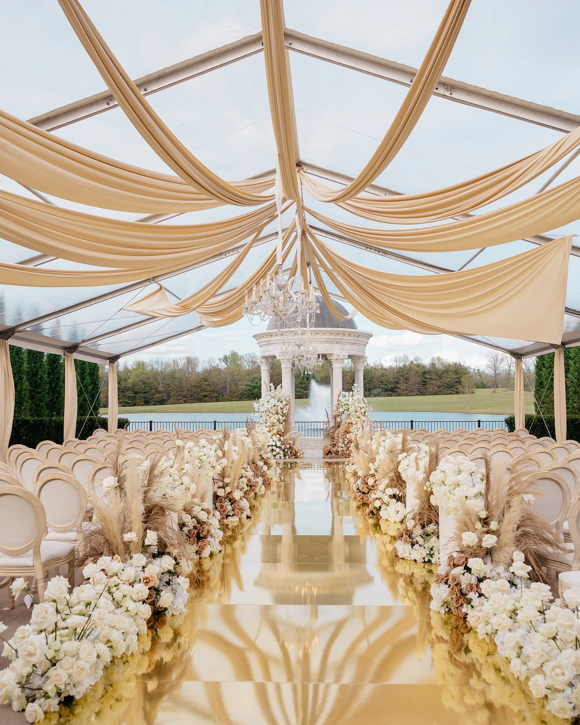 De bruiloft van Noah Lyles en Junelle Bromfield