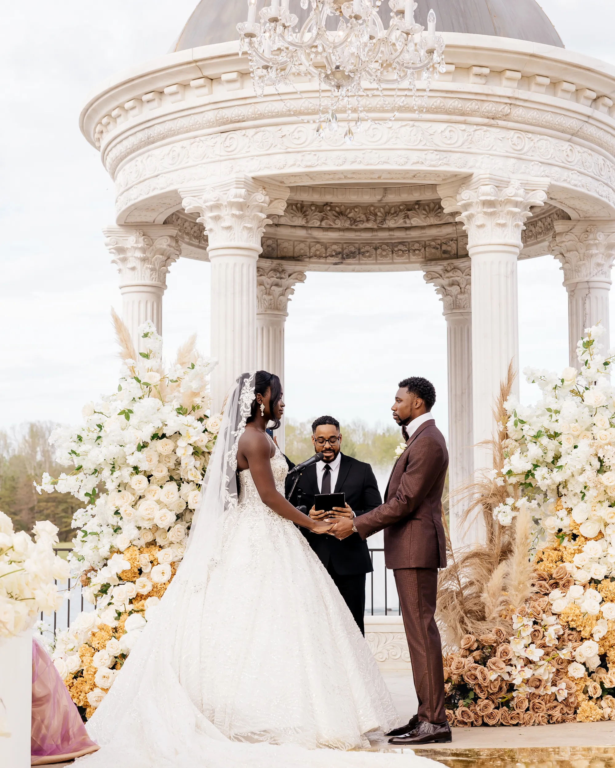 De bruiloft van Noah Lyles en Junelle Bromfield