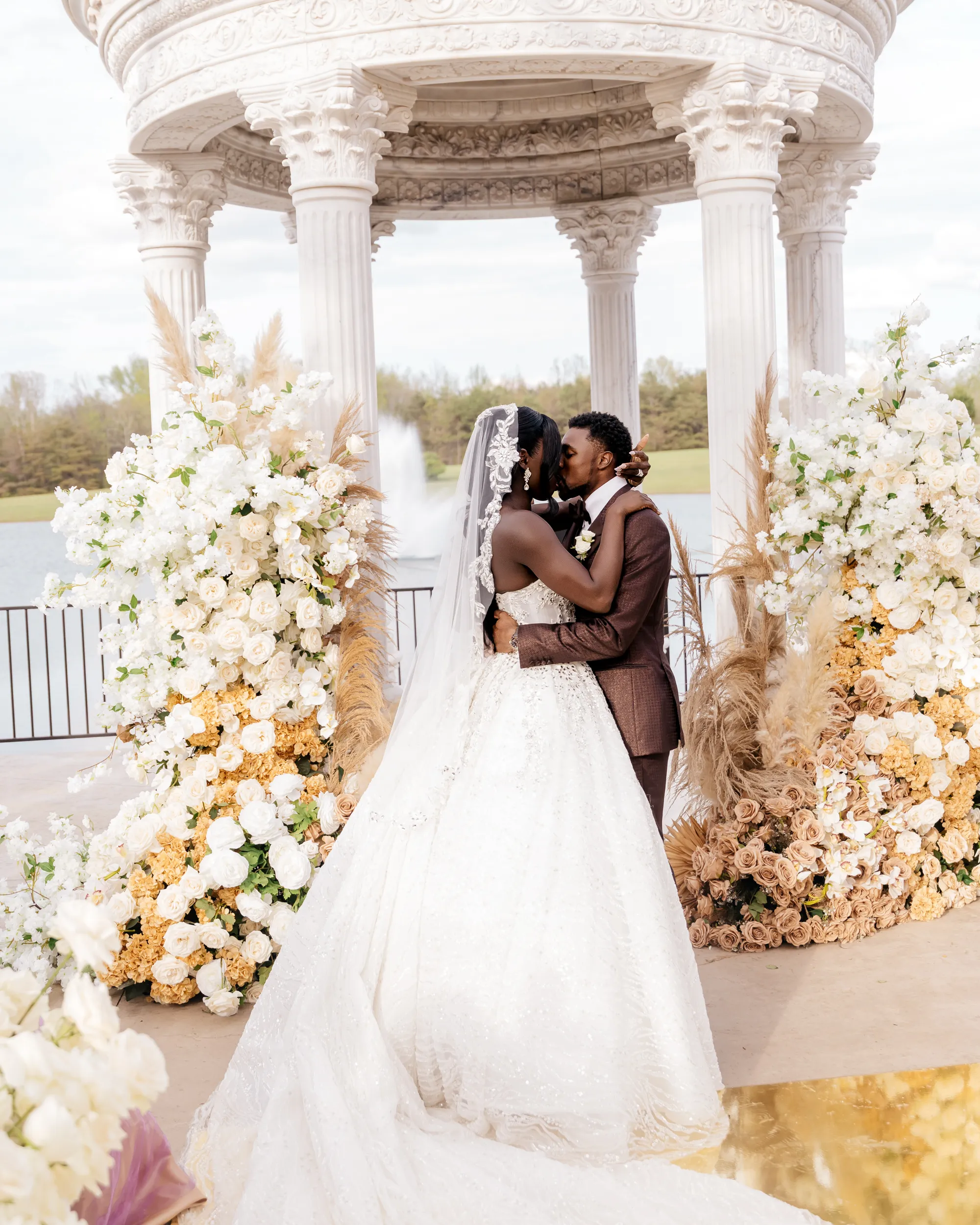 De bruiloft van Noah Lyles en Junelle Bromfield