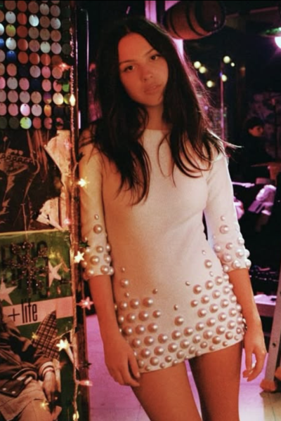 olivia-rodrigo-draagt-een-van-jane-birkins-beroemdste-jurken-in-haar-videoclip-391663