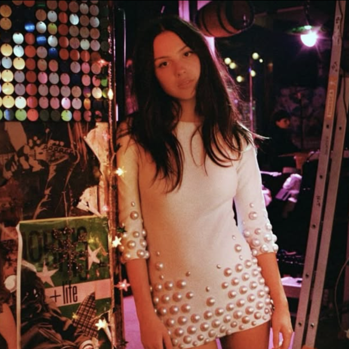 olivia-rodrigo-draagt-een-van-jane-birkins-beroemdste-jurken-in-haar-videoclip-391663