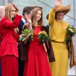Prinses Alexia draagt een rode jurk op Koningsdag 2026
