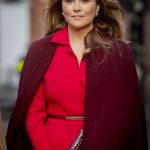 Prinses Amalia in een rood pak en bordeauxrode cape