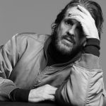 Ronald van der Kemp poseert voor Inez & Vinoodh voor Vogue's Aprilnummer