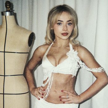 jonathan-anderson-ontwierp-vier-custom-looks-voor-sabrina-carpenters-coachella-optreden-390584