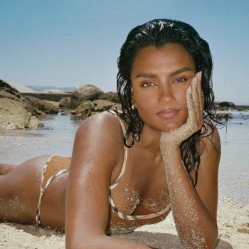 de-swimwear-collab-van-het-seizoen-burberry-lanceert-een-limited-edition-collectie-met-hunza-g-392581