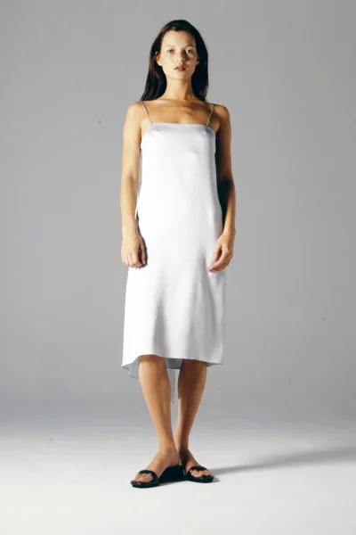 de-nineties-midi-slipdress-is-de-enige-jurk-waar-je-dit-voorjaar-in-wil-investeren-390344