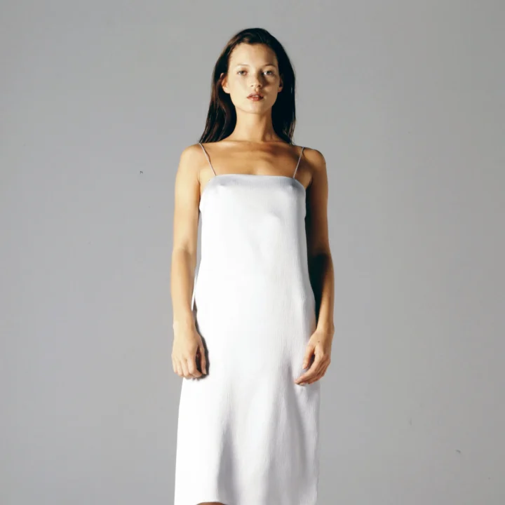 de-nineties-midi-slipdress-is-de-enige-jurk-waar-je-dit-voorjaar-in-wil-investeren-390344