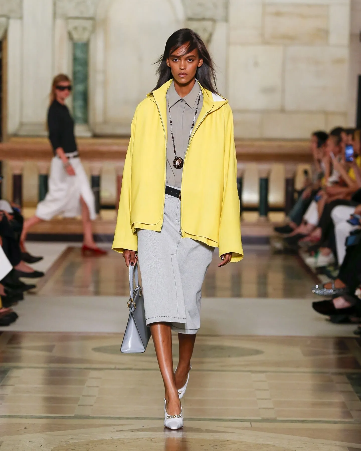 Tory Burch lente/zomer 2026 als voorbeeld van combinaties voor het tussenseizoen