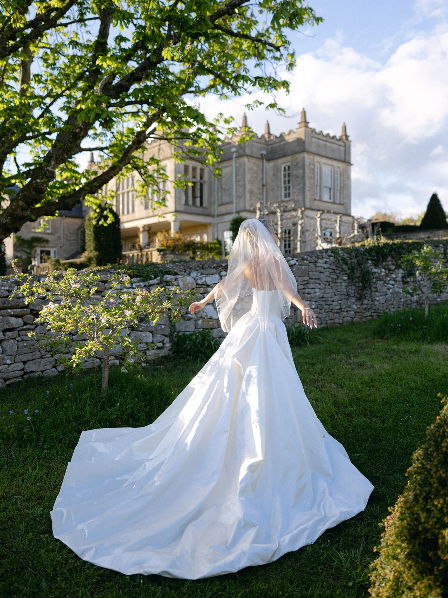 Beeld van de bruiloft van Jack Whitehall en Roxy Horner