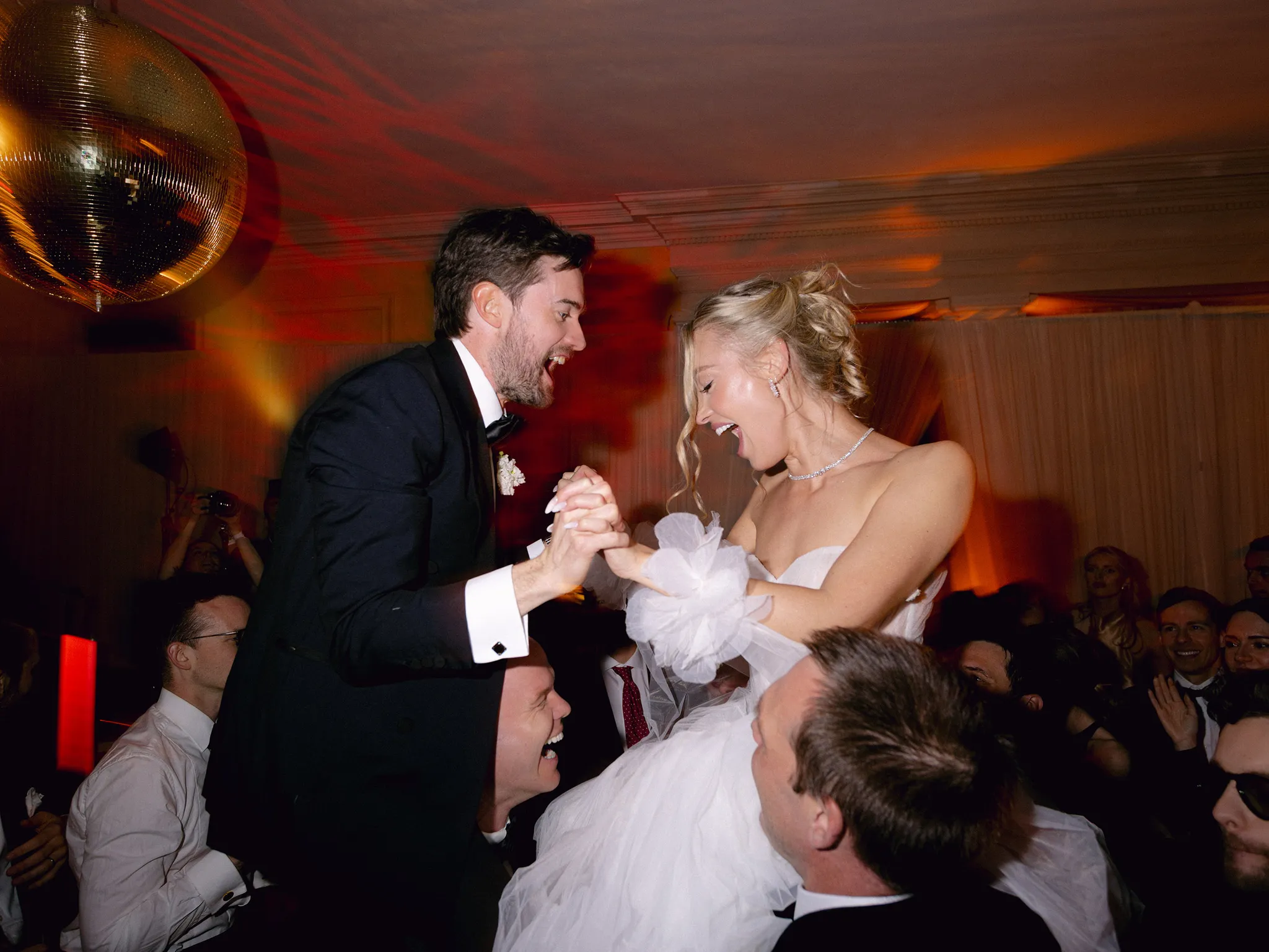 Beeld van de bruiloft van Jack Whitehall en Roxy Horner