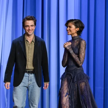 in-een-blauwe-kanten-jurk-sluit-zendaya-deze-huwelijkstraditie-op-prachtige-wijze-af-389594