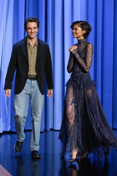 in-een-blauwe-kanten-jurk-sluit-zendaya-deze-huwelijkstraditie-op-prachtige-wijze-af-389594