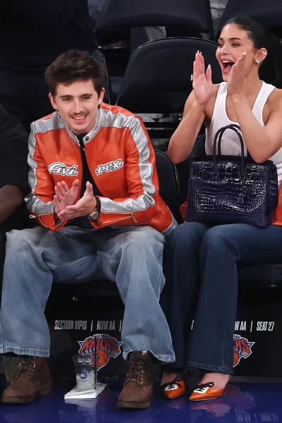 dit-is-het-beste-couple-style-moment-van-kylie-jenner-en-timothee-chalamet-bij-de-knicks-so-far-394026
