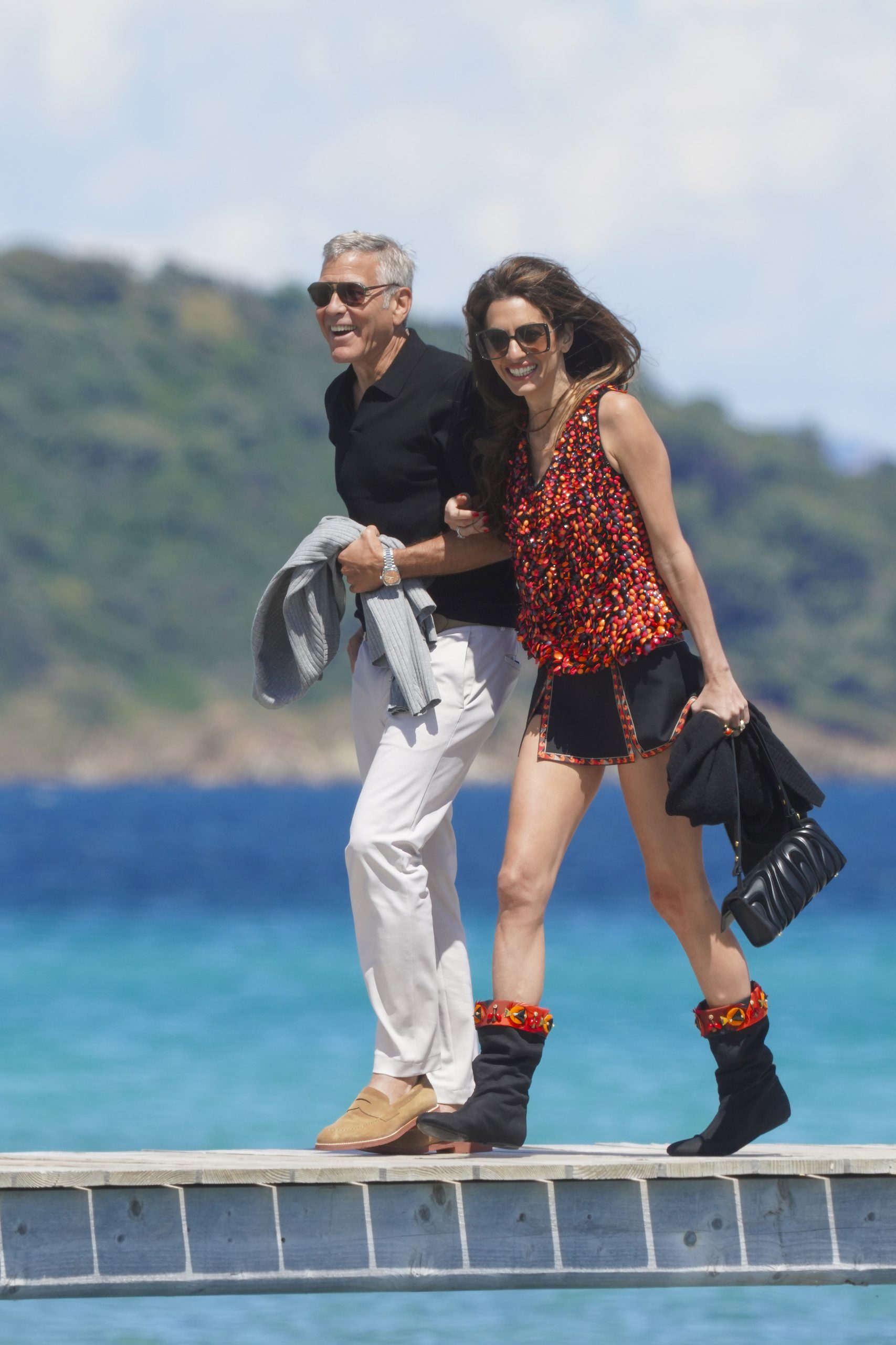 Amal Clooney draagt Pucci in Saint-Tropez
