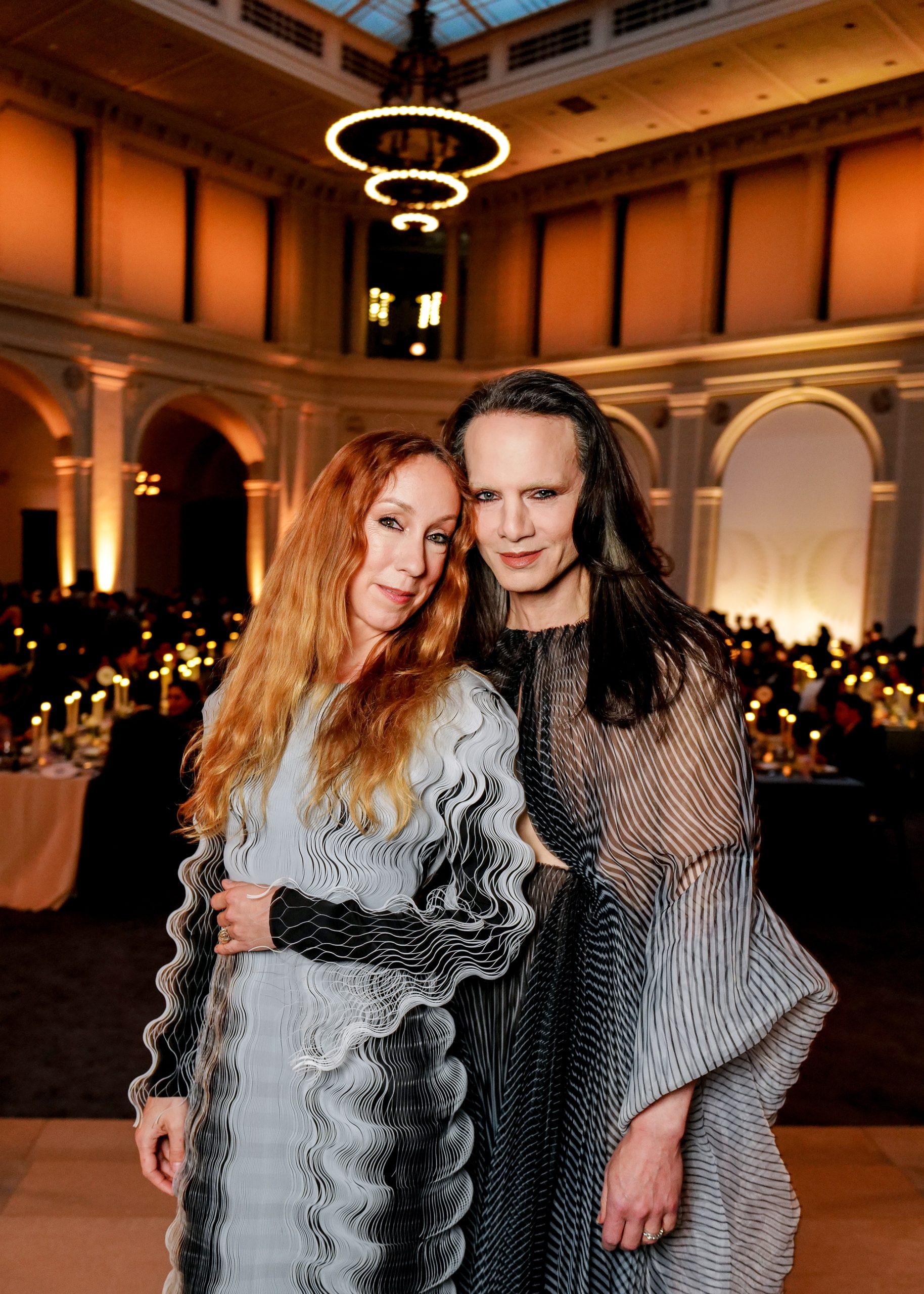 Iris van Herpen en Jordan Roth bij de opening in Brooklyn