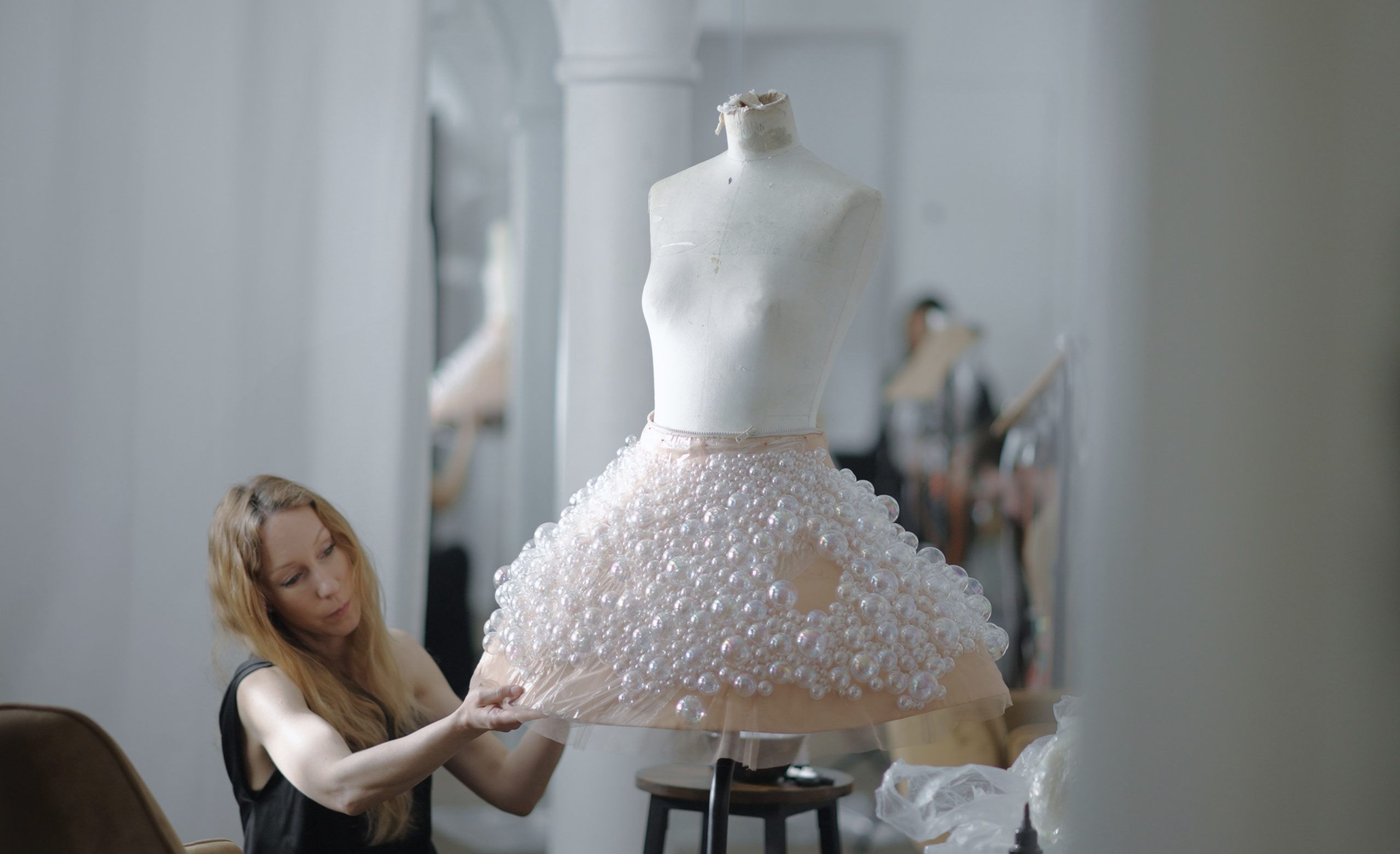 Iris van Herpen maakt de bubble dress.